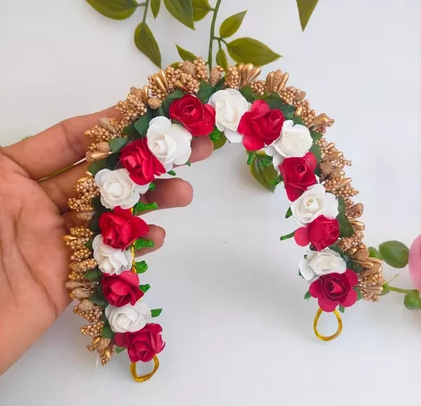 Maroon & white Rose Gajra