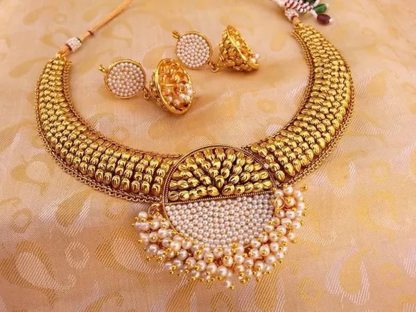 White Pearls Antique Necklace Set